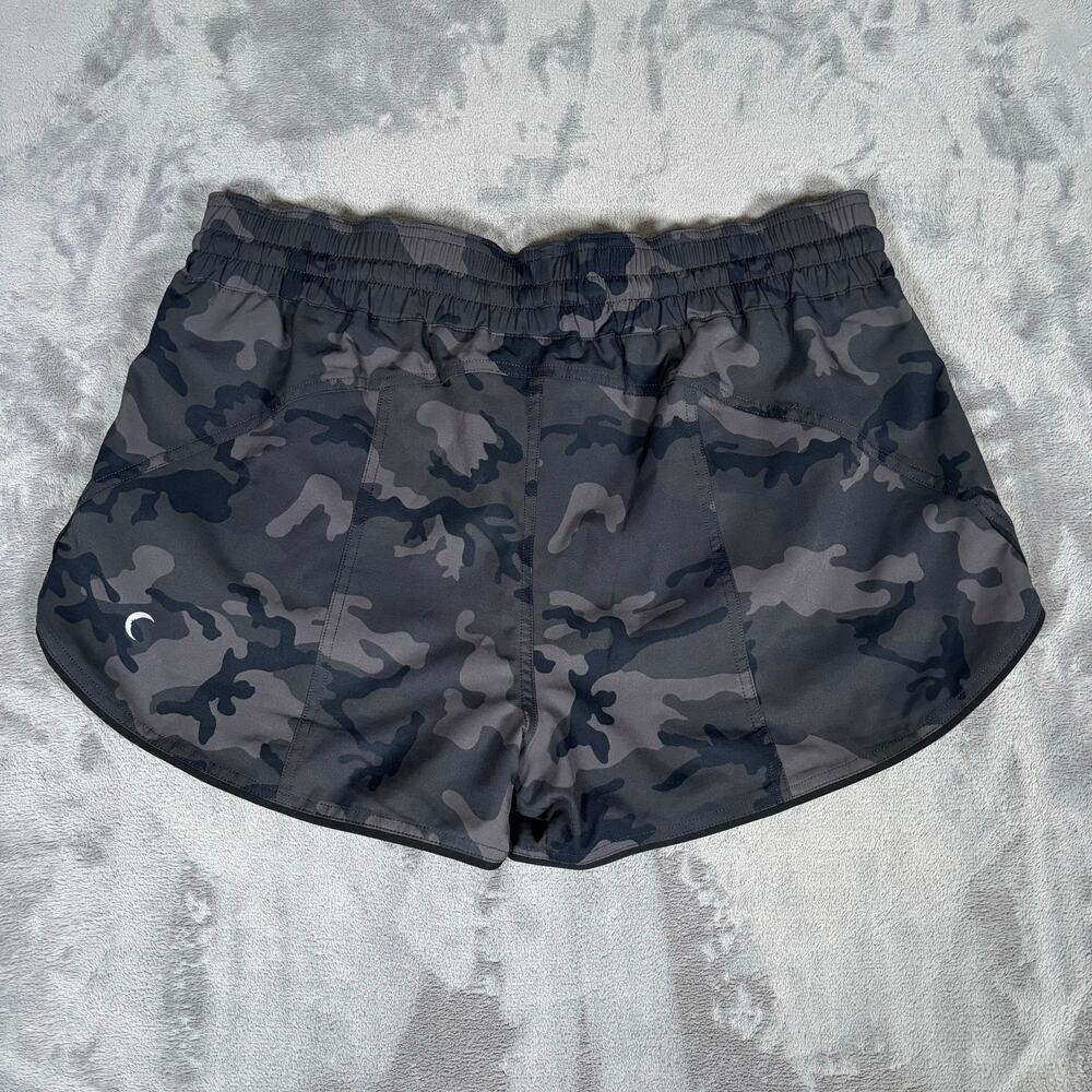 Zyia Active Reversible Camo Shorts Women’s Size Large – Performance Athletic Gym